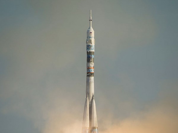 Hình ảnh tên lửa đưa tàu vũ trụ Soyuz TMA-11M mang theo ngọn đuốc Olympic lên quỹ đạo.
